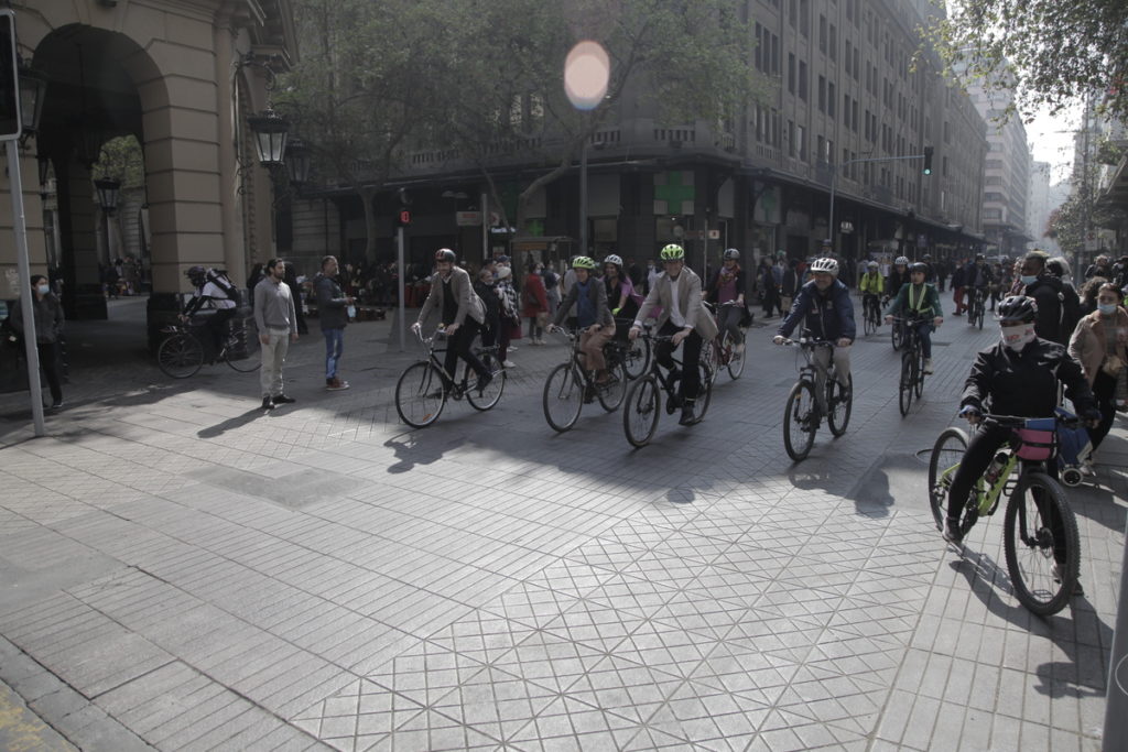 Ministros pedalean bicicletas en celebraci&oacute;n d&iacute;a nacional sin autos en Santiago chile el 30 de septiembre de 2022.