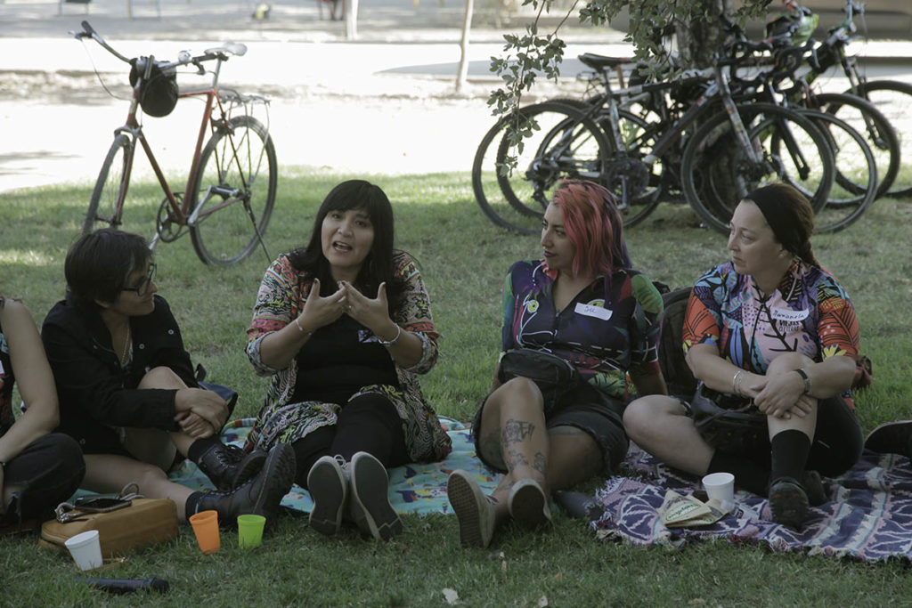 Paola Tapia, directora DTPM junto a ciclistas en la actividad